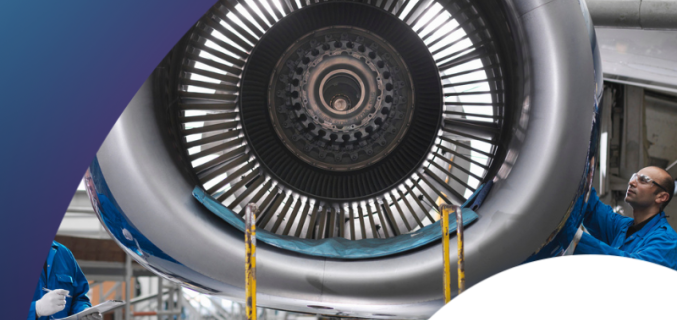 Arbeiter vor einer Flugzeugturbine