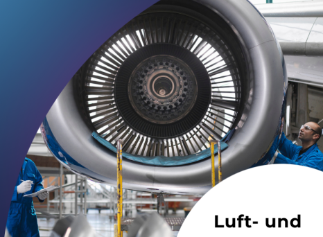 Arbeiter vor einer Flugzeugturbine